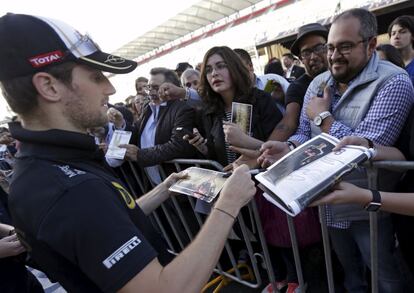 El piloto Roman Grosjean de la escuder&iacute;a Lotus firma aut&oacute;grafos en el Aut&oacute;dromo Hermanos Rodr&iacute;guez en la ciudad de M&eacute;xico.