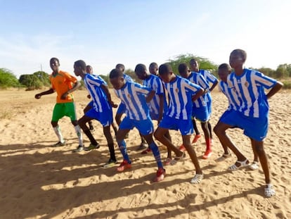La Ponferradina de Thiès (Senegal), formada por ex niños de la calle, entrena junto al centro de acogida.