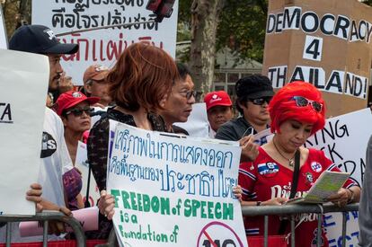 No todas las voces clamaron a favor del actual Gobierno tailandés. AUn grupo de tailandeses en contra de su Gobierno pide democracia y libertad de expresión para su país ante la ONU.