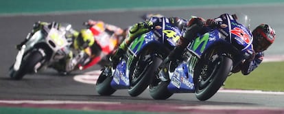 Viñales y Rossi, durante la carrera.