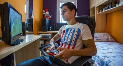 El joven gaditano Jos&eacute; Luis Flores juega con la Play Station en su habitaci&oacute;n.