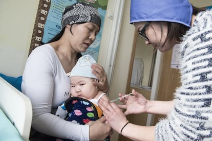 Una doctora del centro de salud de Nalaikh administra la vacuna del sarampión a un bebé.