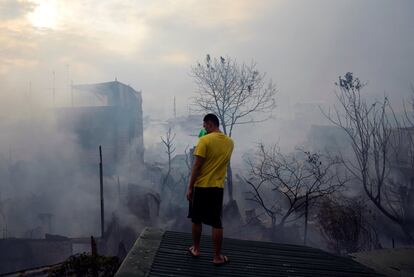 Un residente mira las casas carbonizadas tras un incendio en una zona residencial de la ciudad de Las Pinas, Metro Manila (Filipinas).