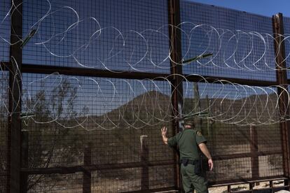 Un agente del U.S. Border Patrol (la patrulla fronteriza de Estados Unidos), Jacob Stukenberg, inspecciona la valla fronteriza que separa de México el Monumento Nacional Organ Pipe Cactus en un tramo remoto del desierto de Arizona. En la primavera y principios del verano de 2019, un número récord de jóvenes y familias centroamericanas cruzaron por este ppunto sin autorización y se entregaron a las autoridades de inmigración de Estados Unidos, quienes rápidamente llevaron la mayoría a albergues.