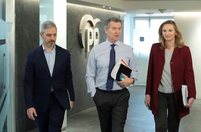 El presidente del PP, Alberto Núñez Feijóo (c) acompañado por los vicesecretarios Juan Bravo y Paloma Martín, se dirigen a la reunión del Comité Dirección PP, este lunes, presentan la ley del suelo del senado dentro de su plan de vivienda.