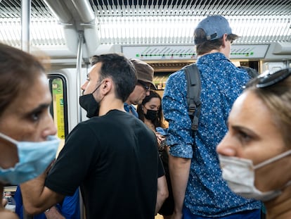 Usuarios del metro de Barcelona relajan el uso de la mascarilla, a pesar de ser obligatoria en transporte público.