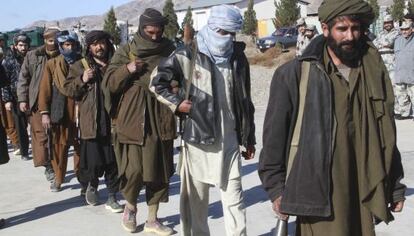 Milicianos talibanes entregan sus armas para acogerse al programa de amnistía apoyada por los gobiernos afgano y estadounidense en Herat.