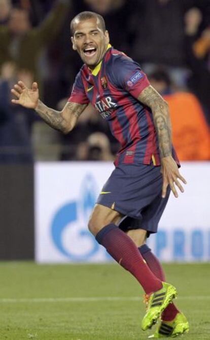 Dani Alves celebra su gol, el segundo del Bar&ccedil;a.