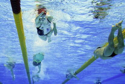 Amy Marren, de Gran Bretaña, calienta en la piscina