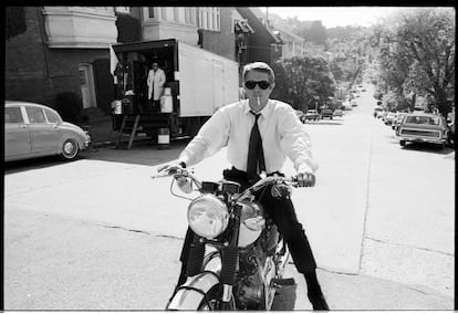 Steve McQueen conduciendo su motocicleta en un descanso del rodaje de &#039;Bullitt&#039;.