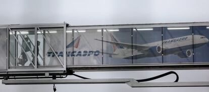 Unos pasajeros salen de un avión de Transaereo, en el aéropuerto internacional de Kiev, el pasado verano