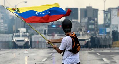 Un opositor al Gobierno de Nicolás Maduro se manifiesta en las calles de Caracas.