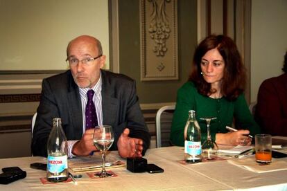 El director de Microsoft en Cataluña, Carles Grau, junto a Cristina Colom, del Departamento de Trabajo de la Generalitat.
