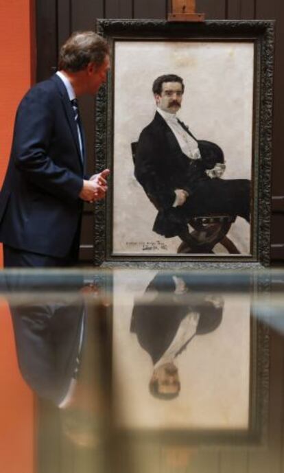 El director general de Bellas Artes y Bienes Culturales observa el cuadro de Sorolla.