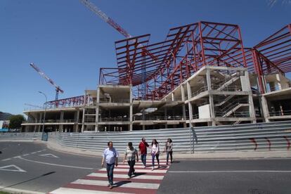 El edificio, en construcción, que debía albergar el centro comercial.