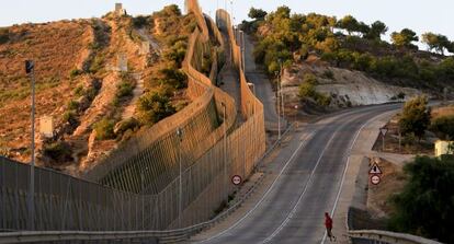 Un inmigrante africano cruza la frontera hacia la valla de Melilla el pasado agosto.
