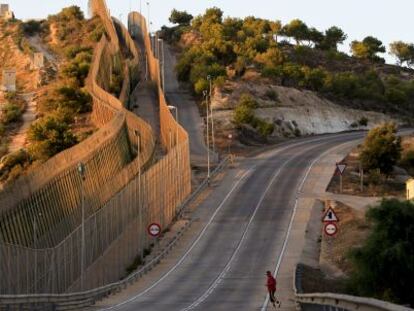Un inmigrante africano cruza la frontera hacia la valla de Melilla el pasado agosto.