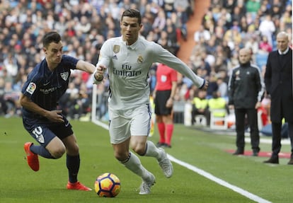 Cristiano Ronaldo pelea un balón con el jugador del Málaga 'Juampi' Anor. 