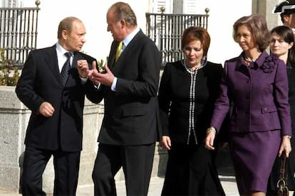 Los Reyes conversan con el presidente ruso, Vladimir Putin (i), y su esposa, Liudmila Putin (2d), en el Palacio de El Pardo.