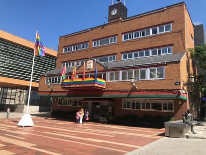 Banderas arcoíris instaladas en el Ayuntamiento de Alcorcón.