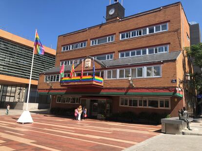 Banderas arcoíris instaladas en el Ayuntamiento de Alcorcón.