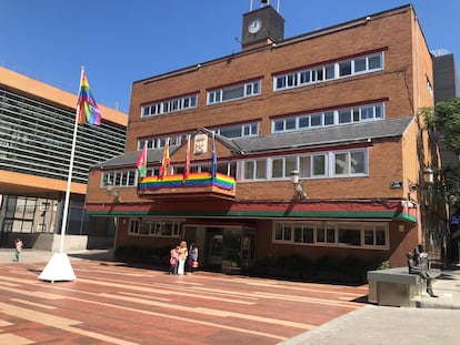 Banderas arcoíris instaladas en el Ayuntamiento de Alcorcón.