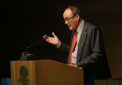 El gobernador del Banco de España, Luis María Linde, durante la inauguración hoy del curso de verano "La banca cooperativa.