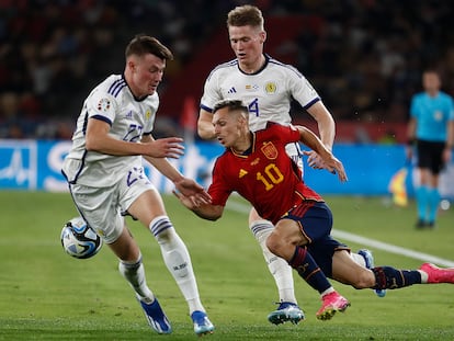 Bryan Zaragoza, en su estreno internacional con España ante Escocia clasificatorio para la Eurocopa.