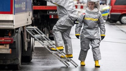 Agentes con trajes especiales durante la operación antiterrorista de este lunes en Castrop-Rauxel, en el oeste de Alemania.