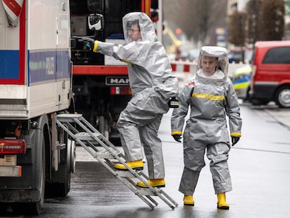 Agentes con trajes especiales durante la operación antiterrorista de este lunes en Castrop-Rauxel, en el oeste de Alemania.