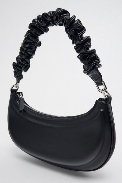  
Un básico versátil, pero con un punto de diseño que lo hace especial. Así es este bolso de Zara en color negro.
35,95€
 