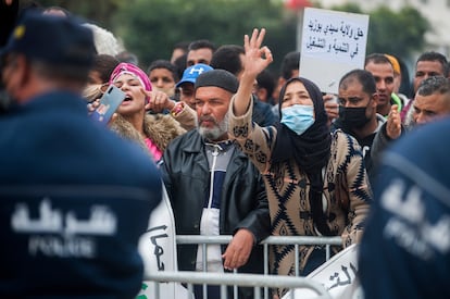 Manifestantes en una concentración por el décimo aniversario de la muerte de Mohamed Bouazizi, en su localidad natal de Sidi Bouzid, Túnez, el pasado 17 de diciembre.