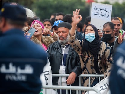 Manifestantes en una concentración por el décimo aniversario de la muerte de Mohamed Bouazizi, en su localidad natal de Sidi Bouzid, Túnez, el pasado 17 de diciembre.