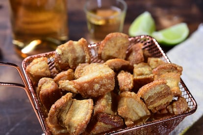 Piezas de chicharrón de cerdo frito.