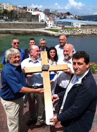 Miembros de la asociación de Piratas de Poole con el alcalde José Traba (primero a la derecha) y la cruz