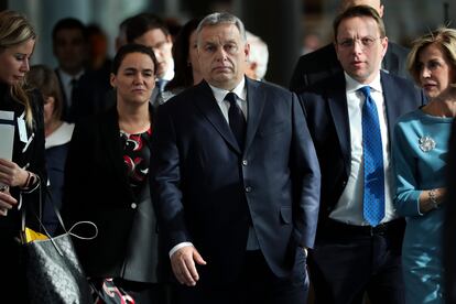 El primer ministro húngaro, Viktor Orbán (en el centro), llega a una reunión del Partido Popular Europeo, en Bruselas en marzo de 2019.