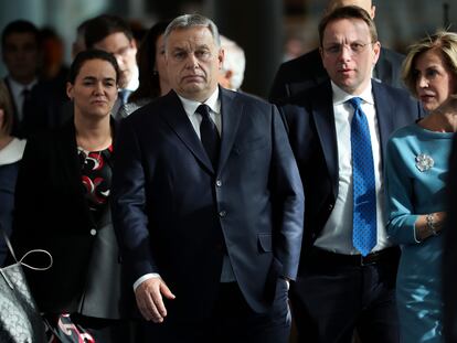 El primer ministro húngaro, Viktor Orbán (en el centro), llega a una reunión del Partido Popular Europeo, en Bruselas en marzo de 2019.