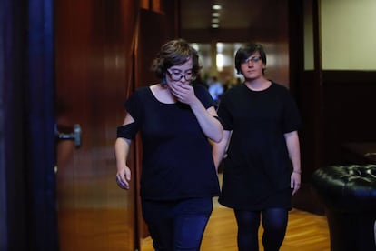 Las diputadas de la CUP Eulàlia Reguant y Mireia Boya en su llegada al Parlament.