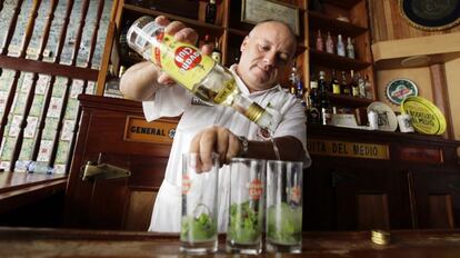 Un barman de La Bodeguilla del Medio, en la capital cubana, prepara mojitos con ron Havana Club.