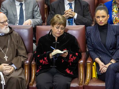 La expresidenta Michelle Bachelet toma nota en la Cuenta Pública. A la izquierda, el cardenal Celestino Aos y a la derecha, la pareja del presidente Boric, Irina Karamanos, en el Congreso, Valparaíso.