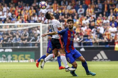 El centrocampista portugués del FC Barcelona André Gomes (d) lucha por el balón junto al defensa del Valencia CF Martín Montoya (i).