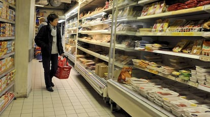 Un cliente observa las estanter&iacute;as de un supermercado.