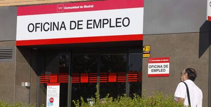 Vista de la entrada de una oficina de empleo en Madrid.