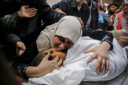 La madre del palestino Zaki Ghanama, de 25 años, llora sobre su cuerpo en la morgue de un hospital en Beit Lahia, en el norte de la Franja de Gaza, tras un ataque israelí. 
