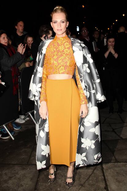 Poppy Delevingne de las primeras en hacerse con uno de los looks que la diseñadora Emilia Wickstead presentó en la semana de la moda de Londres. Así de favorecida posaba ante los fotógrafos a la entrada de una de las fiestas celebrada esta semana.