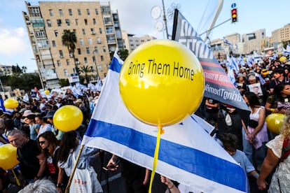 Globos con el lema "Traedlos a casa" en la marcha de los familiares de los rehenes, en Jerusalén. 