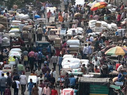 New Delhi (India), 15/11/2022.- People walk through a congested road of a wholesale market in the old quarters of Delhi, India, 15 November 2022. According to the United Nations (UN), on 15 November 2022 the world's population was projected to reach eight billion people. India is expected to become the world's most populous nation surpassing China in 2023. EFE/EPA/RAJAT GUPTA
