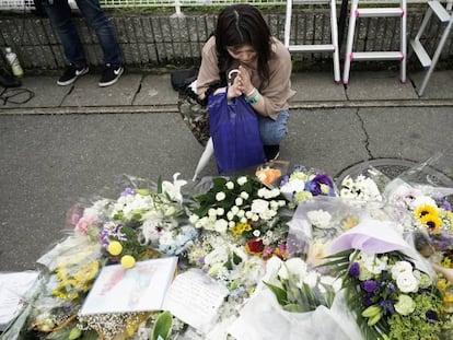 Una mujer reza en homenaje a las víctimas del incendio, este viernes en Kioto.