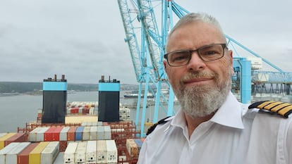 Thomas Sletting, capitán del Mette Maersk, en el puerto de Malasia, el pasado noviembre.