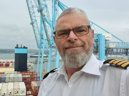 Thomas Sletting, capitán del Mette Maersk, en el puerto de Malasia, el pasado noviembre.